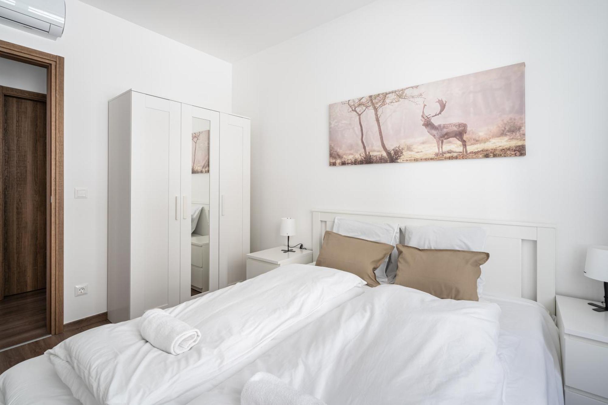 Corviana With Balcony Apartament *